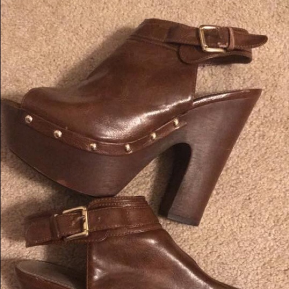 Breckelle’s Brown Clog Heels